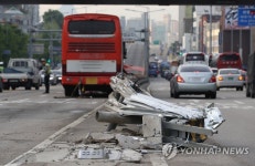 한남대로 가드레일과 충돌한 버스