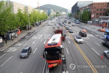 가드레일에 충돌한 버스