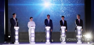 웨이퍼ㆍ칩 출하 기념하는 문 대통령