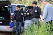 현장검증 응하는 의붓딸 살해범