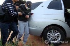 범행 재연하는 의붓딸 살해범