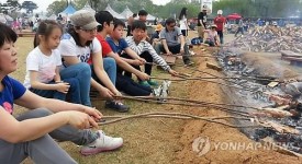 [#꿀잼여행] 수도권: 돌칼로 바비큐 잘라먹고 돌도끼 던져보고…구석기 축제