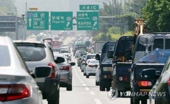 연휴 시작으로 정체하는 고속도로