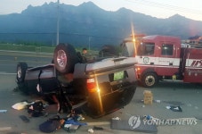차량 전복 교통사고 일가족 4명 사상