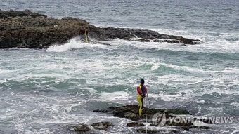 포항해경, 호미곶 갯바위 고립자 2명 구조
