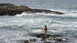 포항해경, 호미곶 갯바위 고립자 2명 구조