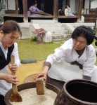 소나무 새순 향기 솔솔…500년 이어온 솔송주 술술