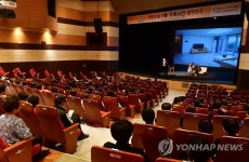 가족과 함께 오비맥주 가족소통 연극 관람해요