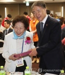 박능후 장관 어르신 건강하세요