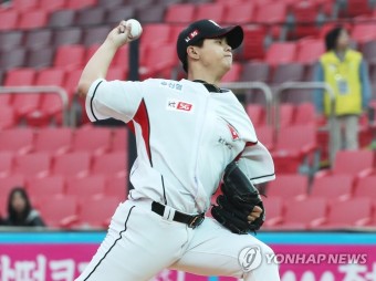 역투하는 kt 선발투수 김민