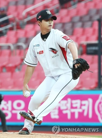 역투하는 kt 선발투수 김민