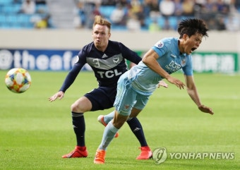거친 태클에 넘어지는 장성원