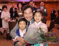 교포 어린이에게 꽃다발 받은 이낙연 총리