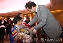 교포 어린이에게 꽃다발 받는 이낙연 총리
