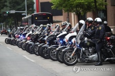 호텔 앞에 대기한 휴스턴 경찰