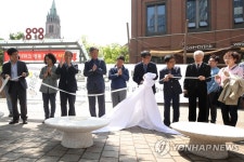 명동성당 앞에 설치된 오월걸상