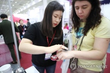 제품 테스트하는 외국인 바이어