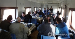 북한 관광열차 안에서 식사하는 외국인 여행객들