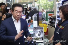 제로페이로 물건 구매하는 박원순 시장