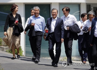 문 대통령 취임 2주년, 수석 보좌진과 함께