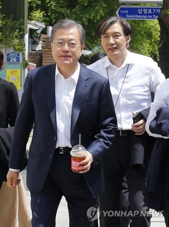 취임 2주년, 문 대통령과 조국 민정수석