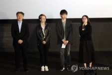 무대인사하는 영화 김군 제작자