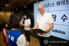 임명장 수여하는 아디다스 코리아 대표