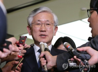 고노 외무상 면담후 기자들 질문 답하는 남관표 대사