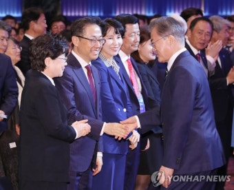 중소기업인대회 입장하는 문 대통령