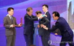 금탑산업훈장 수여하는 문 대통령