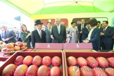 영국 앤드루 왕자, 안동농협농산물공판장 방문