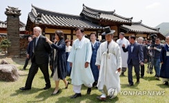 안동 하회마을 방문한 앤드루 영국 왕자