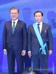 금탑산업훈장 수여한 문 대통령