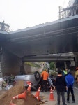 다리 위 달리던 택시, 난간 들이받고 7ｍ 아래 추락…2명 사상