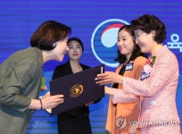 정부포상 받는 교육자들