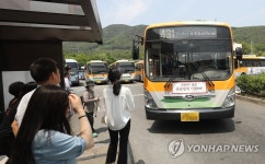 차고지서 버스 기다린 시민