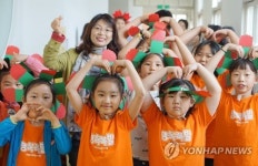 [카메라뉴스] 카네이션이 된 초등생들 선생님 사랑해요