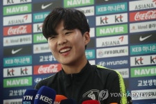 질문에 답하는 지소연