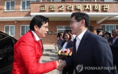 교로리 주민들과 인사하는 황교안 대표