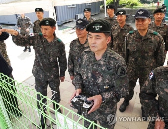 드론 조종하는 서욱 육군참모총장