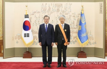 문 대통령과 조용호 전 헌법재판관