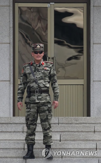 밝은 표정의 북한군