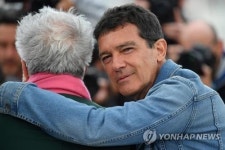 칸 주목받은 알모도바르 감독 신작…평점 선두