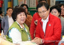 제주 동문재래시장 찾은 황교안 대표