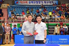 송파구청장, 안재형 감독과 시범경기 전 기념 촬영