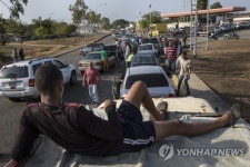 산유국 베네수엘라 美제재 여파 가시화…주유하러 1.6㎞ 긴 줄