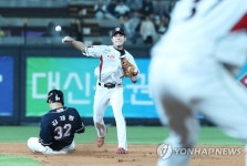 병살 시도하는 심우준