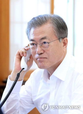 조코 위도도 인도네시아 대통령 연임 축하 통화하는 문 대통령