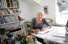 간식을 먹으러 온 호랑이 작가 주디스 커 별세