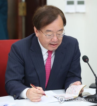 메모하는 강효상